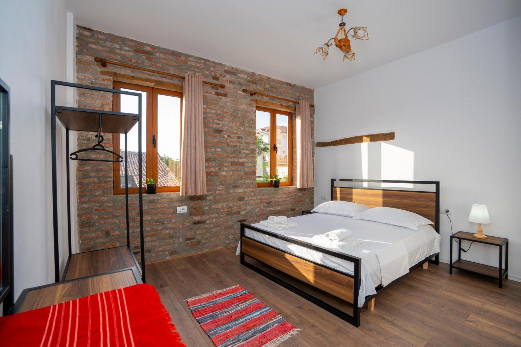 Intown Guesthouse ชโคเดอร์ ภายนอก รูปภาพ